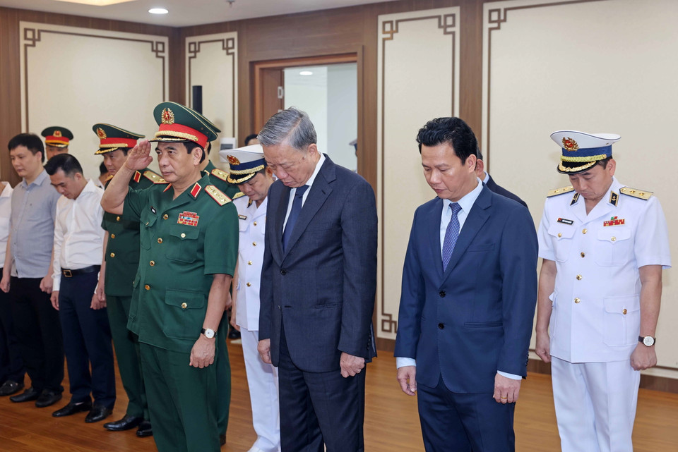 Chủ tịch nước Tô Lâm tưởng niệm Chủ tịch Hồ Chí Minh, Đại tướng Võ Nguyên Giáp và các Anh hùng liệt sỹ của Quân chủng Hải quân. (Ảnh: Nhan Sáng/TTXVN)