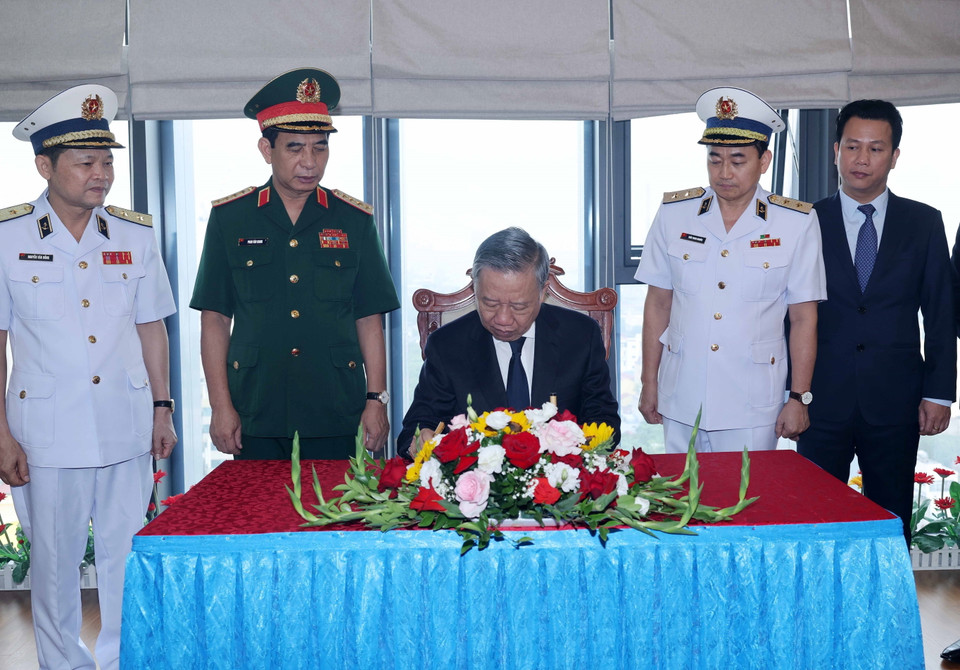 Chủ tịch nước Tô Lâm ghi lưu bút tại Quân chủng Hải quân. (Ảnh: Nhan Sáng/TTXVN)