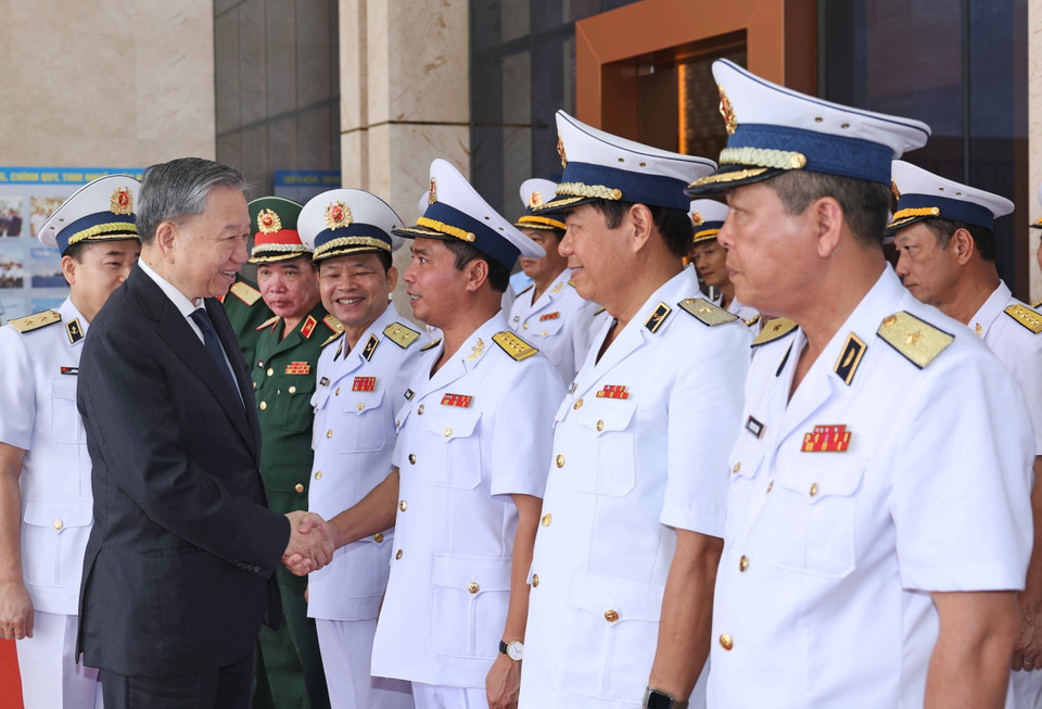 Chủ tịch nước Tô Lâm với lãnh đạo Bộ Tư lệnh Quân chủng Hải quân. (Ảnh: Nhan Sáng/TTXVN)