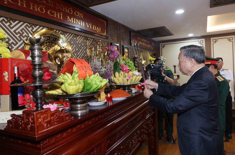 Chủ tịch nước Tô Lâm dâng hương tưởng niệm Chủ tịch Hồ Chí Minh. (Ảnh: Nhan Sáng/TTXVN)