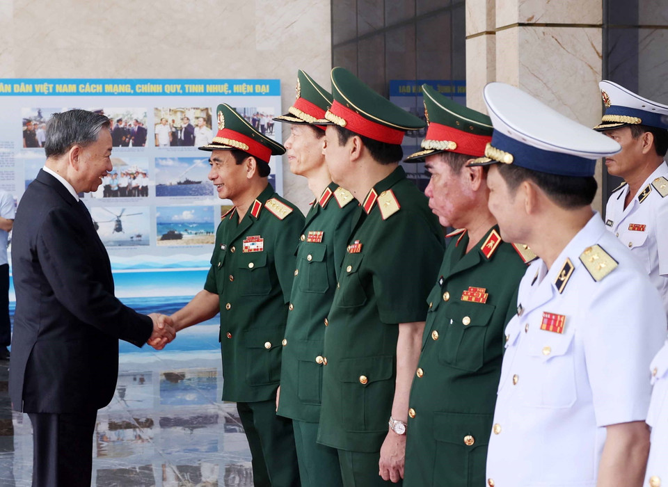 Chủ tịch nước Tô Lâm với lãnh đạo Bộ Quốc phòng. (Ảnh: Nhan Sáng/TTXVN)