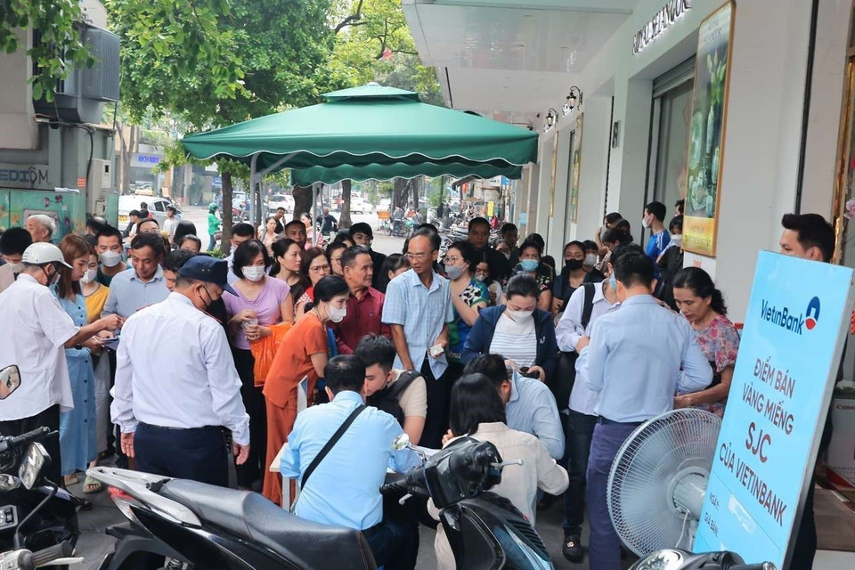 Rất đông người dân đến xếp hàng, đăng ký mua vàng tại điểm bán của VietinBank - chi nhánh phố Huế. (Ảnh: Hoàng Hiếu/TTXVN)