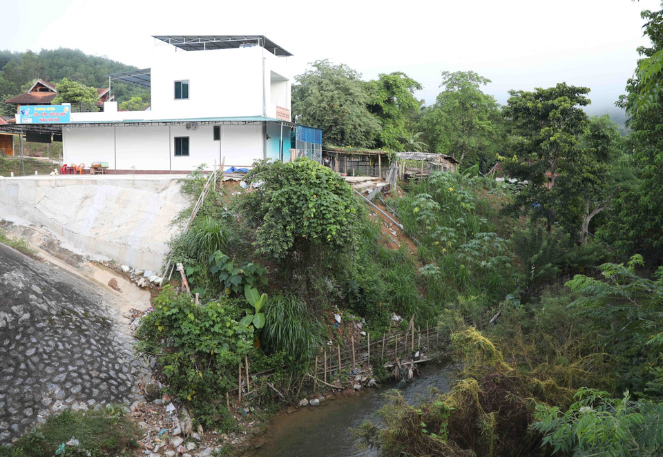 Nhà dân ở xã Bình Chuẩn, huyện Con Cuông, Nghệ An nằm cheo leo bên khe suối, tiềm ẩn nguy cơ sạt lở rất cao. (Ảnh: Xuân Tiến/TTXVN)