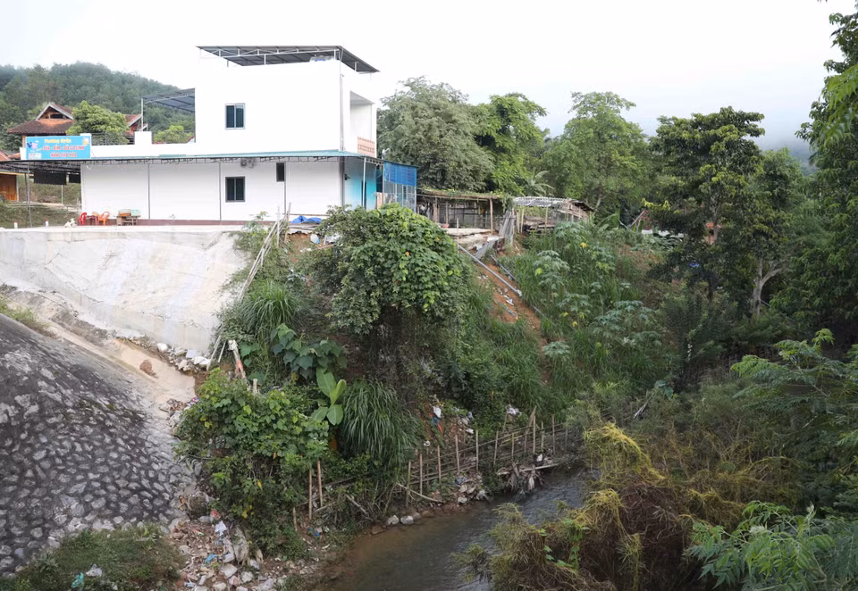 Nhà dân ở xã Bình Chuẩn, huyện Con Cuông, Nghệ An nằm cheo leo bên khe suối, tiềm ẩn nguy cơ sạt lở rất cao. (Ảnh: Xuân Tiến/TTXVN)