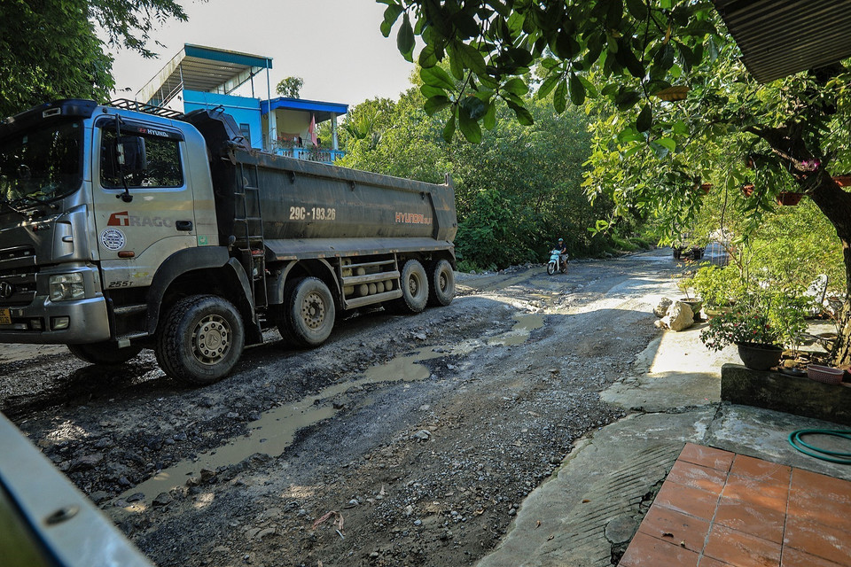 Xe trọng tải lớn chở đất đá là nguyên nhân gây hư hỏng đường giao thông liên xóm. (Ảnh: Trọng Đạt/TTXVN)