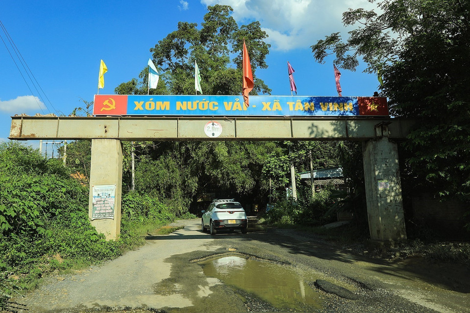 Đường giao thông liên xóm từ xóm Nước Vải đi xóm Rụt, xã Tân Vinh, huyện Lương Sơn, Hòa Bình bị xuống cấp nghiêm trọng. (Ảnh: Trọng Đạt/TTXVN)