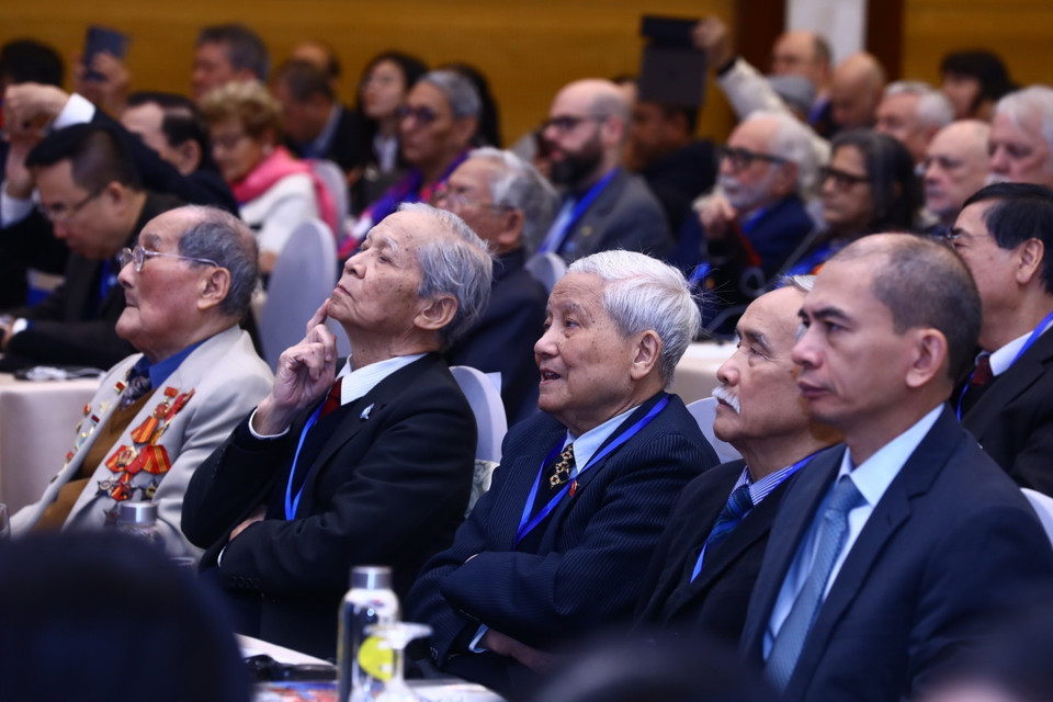 Ông Hà Đăng, thành viên đoàn đàm phán Hiệp định Paris (giữa) cùng các nhân chứng lịch sử dự lễ kỷ niệm. (Ảnh: Lâm Khánh/TTXVN)