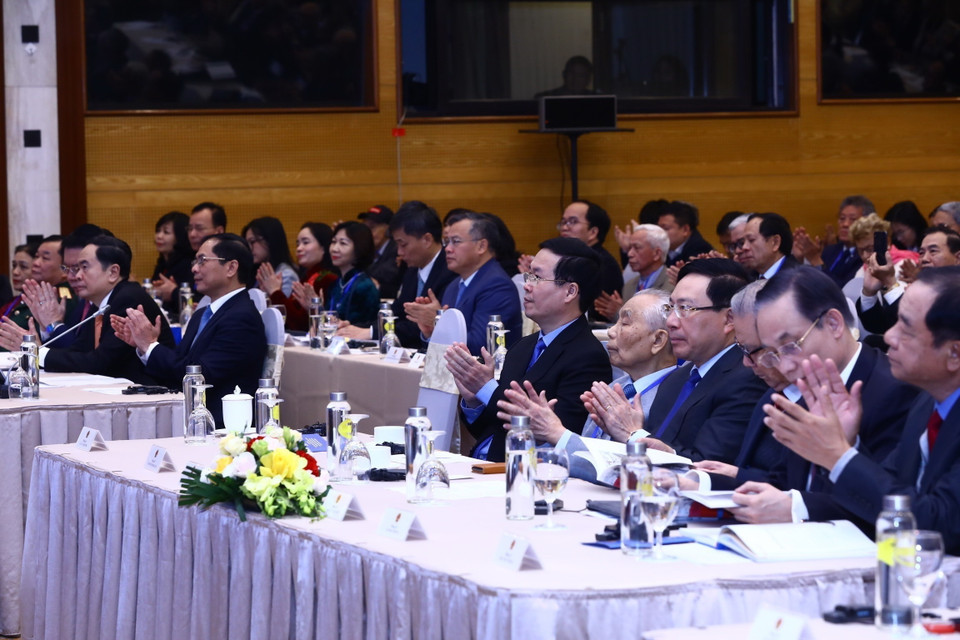 Thường trực Ban Bí thư Võ Văn Thưởng, Phó Chủ tịch Thường trực Quốc hội Trần Thanh Mẫn cùng các lãnh đạo, nguyên lãnh đạo Đảng, Nhà nước, các nhân chứng lịch sử tham dự buổi lễ. (Ảnh: Lâm Khánh/TTXVN)