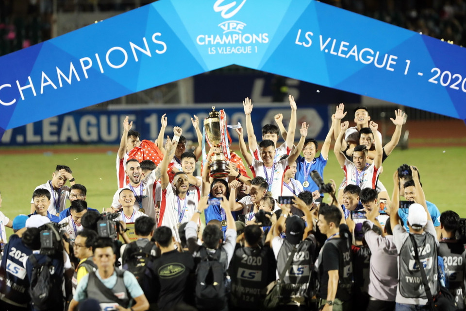 Ban tổ chức trao cúp vô địch quốc gia LS V-League 2020 cho đội Viettel. (Ảnh: Thanh Vũ/TTXVN)