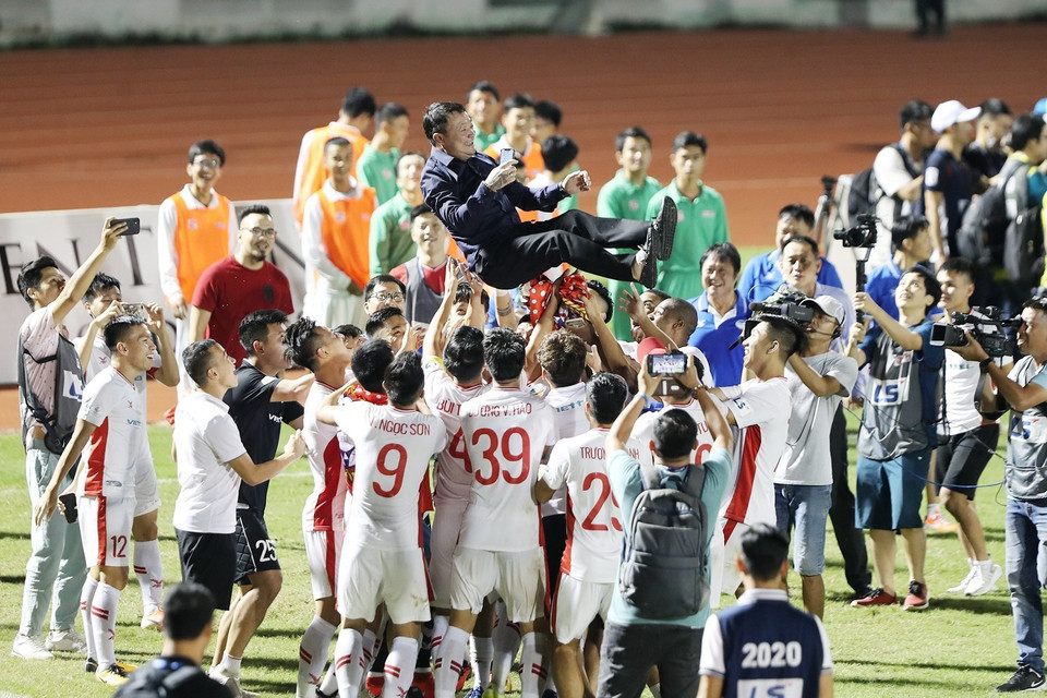 Các cầu thủ đội Viettel vui mừng cùng Ban huấn luyện sau khi đăng quang ngôi vô địch quốc gia LS V.League 2020. (Ảnh: Thanh Vũ/TTXVN)