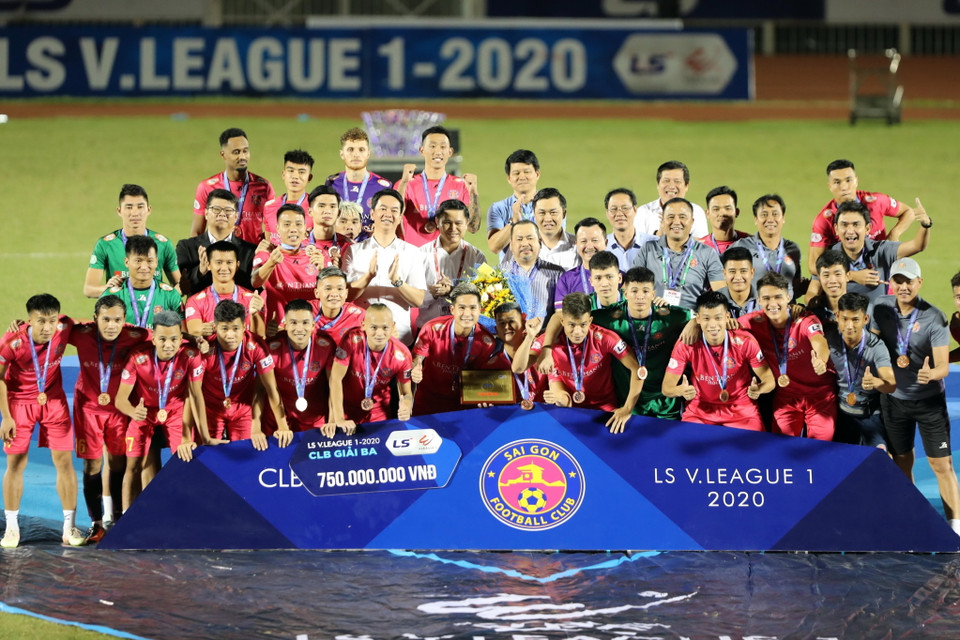 Ban tổ chức trao giải ba cho đội Sài Gòn FC. (Ảnh: Thanh Vũ/TTXVN)