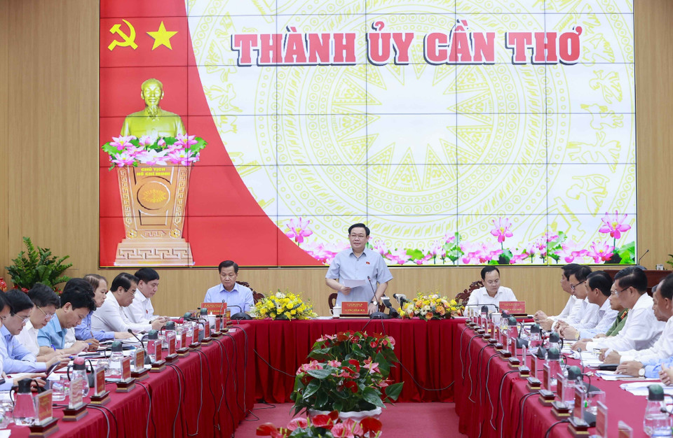 Chủ tịch Quốc hội Vương Đình Huệ chủ trì buổi làm việc với Ban Thường vụ Thành ủy Cần Thơ. (Ảnh: Doãn Tấn/TTXVN)