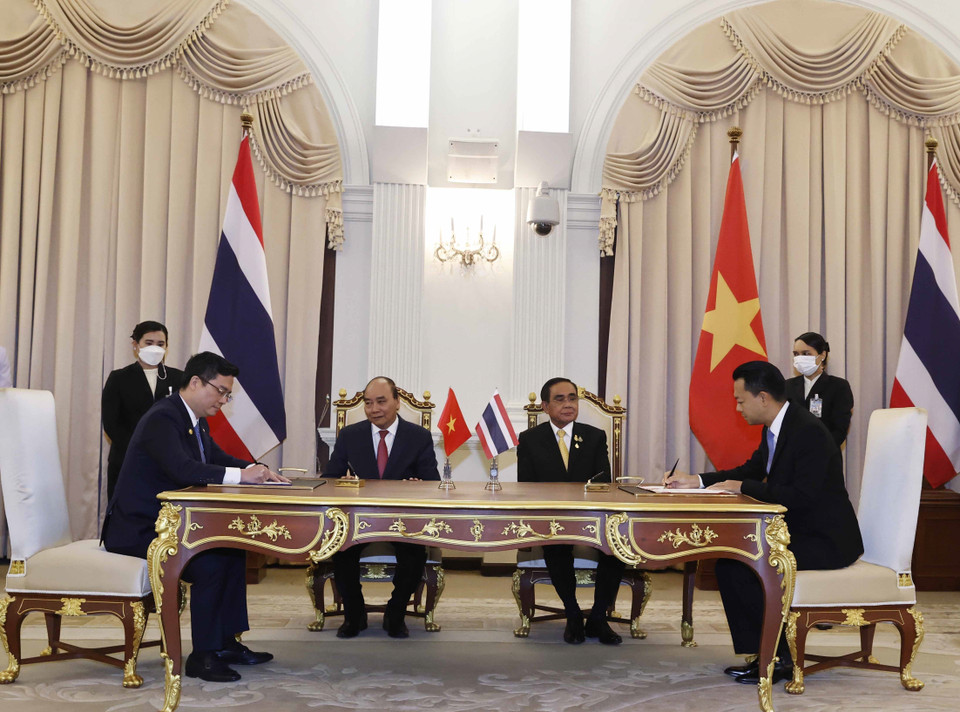 Chủ tịch nước Nguyễn Xuân Phúc và Thủ tướng Vương quốc Thái Lan Prayut Chan-o-cha chứng kiến lễ ký thỏa thuận giữa Viecombank và Eximbank Thái Lan. (Ảnh: Thống Nhất/TTXVN)