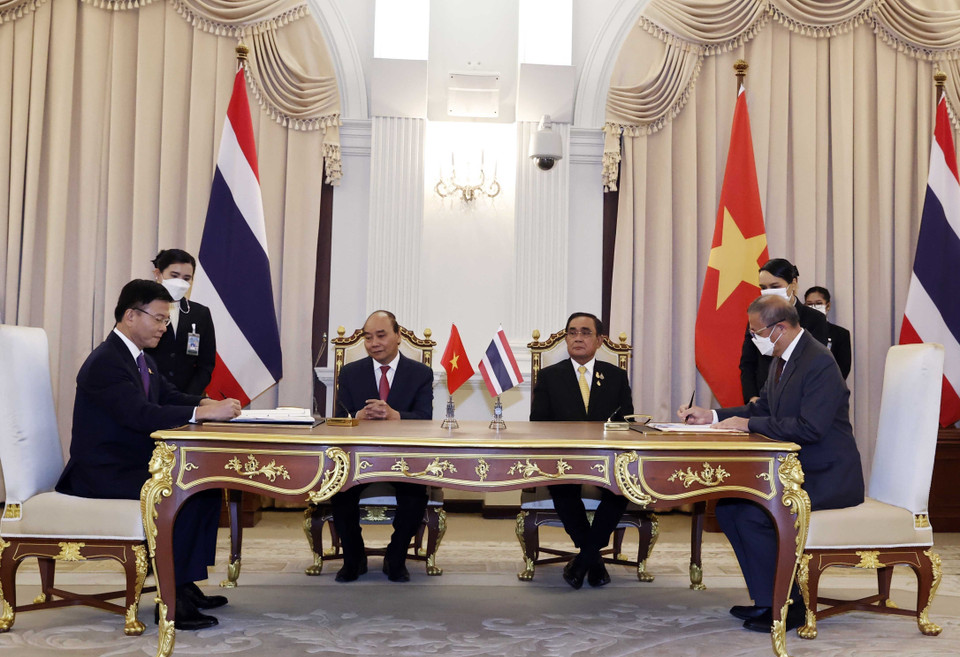 Chủ tịch nước Nguyễn Xuân Phúc và Thủ tướng Vương quốc Thái Lan Prayut Chan-o-cha chứng kiến lễ ký Hiệp định tương trợ tư pháp trong lĩnh vực dân sự giữa nước CHXHCN Việt Nam và Vương quốc Thái Lan. (Ảnh: Thống Nhất/TTXVN)