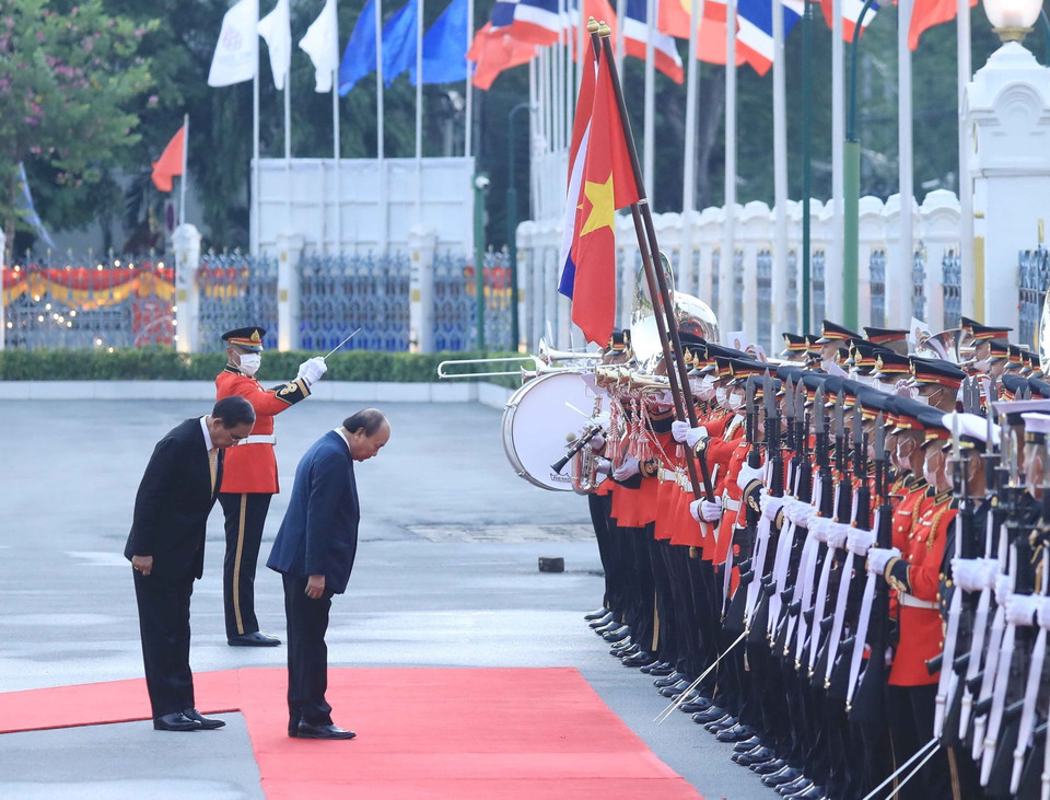 Chủ tịch nước Nguyễn Xuân Phúc và Thủ tướng Thái Lan Prayut Chan-o-cha duyệt đội danh dự tại lễ đón. (Ảnh: Thống Nhất/TTXVN)