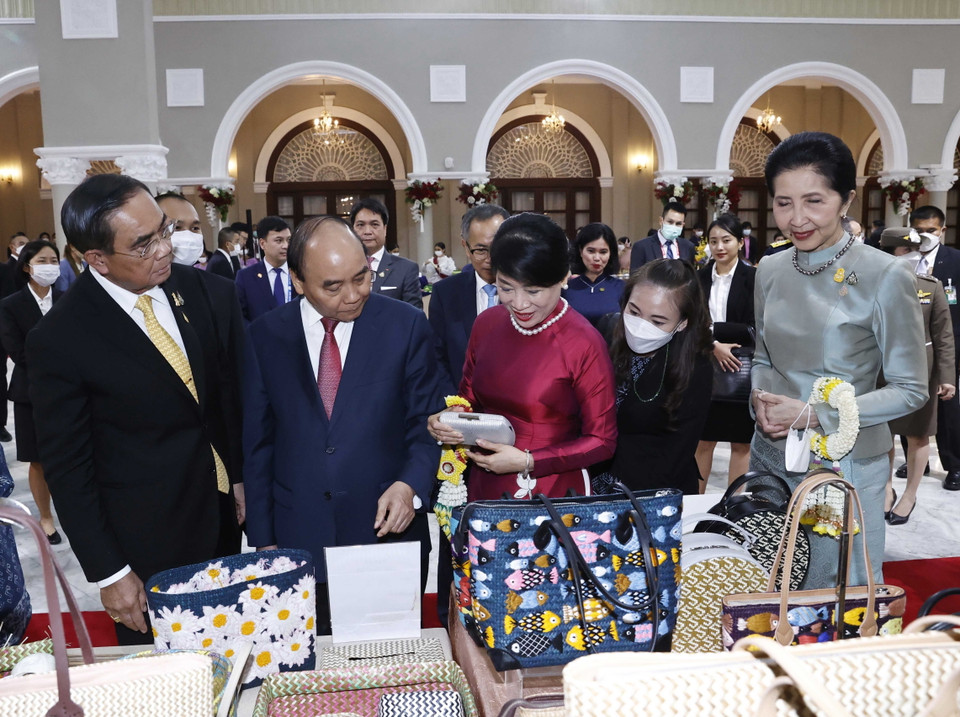Chủ tịch nước Nguyễn Xuân Phúc, Thủ tướng Vương quốc Thái Lan Prayut Chan-o-cha và phu nhân tham quan gian hàng trưng bày sản phẩm thủ công mỹ nghệ của Thái Lan. (Ảnh: Thống Nhất/TTXVN)