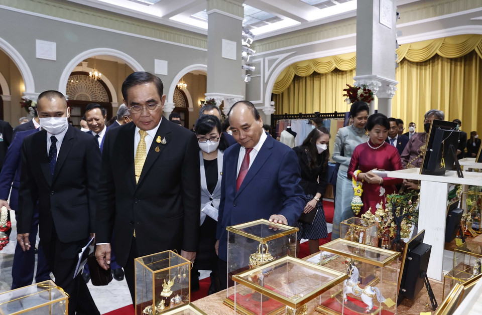 Chủ tịch nước Nguyễn Xuân Phúc, Thủ tướng Vương quốc Thái Lan Prayut Chan-o-cha và phu nhân tham quan gian hàng trưng bày sản phẩm thủ công mỹ nghệ của Thái Lan. (Ảnh: Thống Nhất/TTXVN)