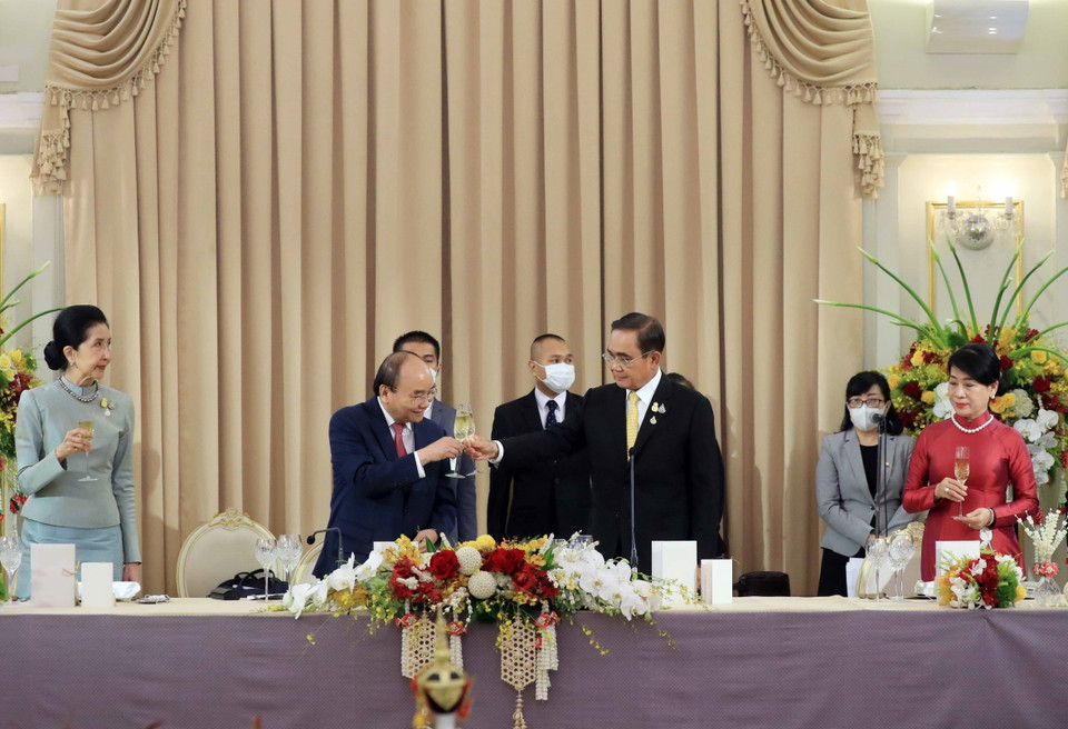 Chủ tịch nước Nguyễn Xuân Phúc và Phu nhân dự tiệc chiêu đãi chào mừng của Thủ tướng Vương quốc Thái Lan Prayut Chan-o-cha và Phu nhân. (Ảnh: Thống Nhất/TTXVN)