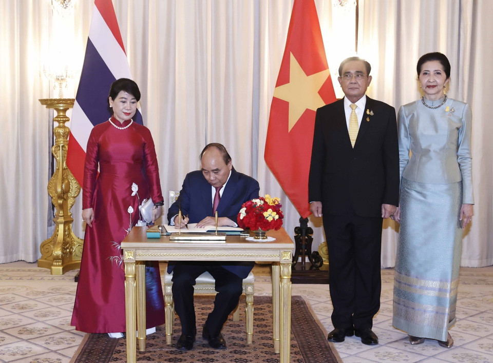 Chủ tịch nước Nguyễn Xuân Phúc ghi sổ lưu niệm. (Ảnh: Thống Nhất/TTXVN)