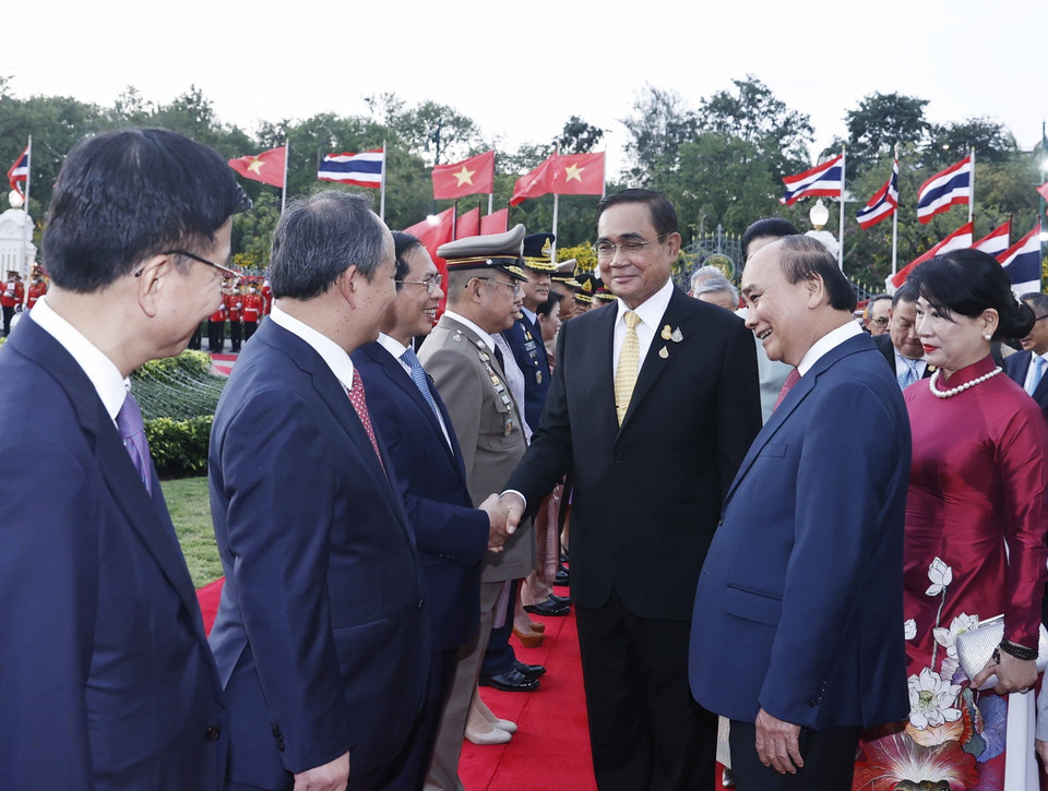 Chủ tịch nước Nguyễn Xuân Phúc giới thiệu với Thủ tướng Vương quốc Thái Lan Prayut Chan-o-cha các thành viên đoàn Việt Nam. (Ảnh: Thống Nhất/TTXVN)