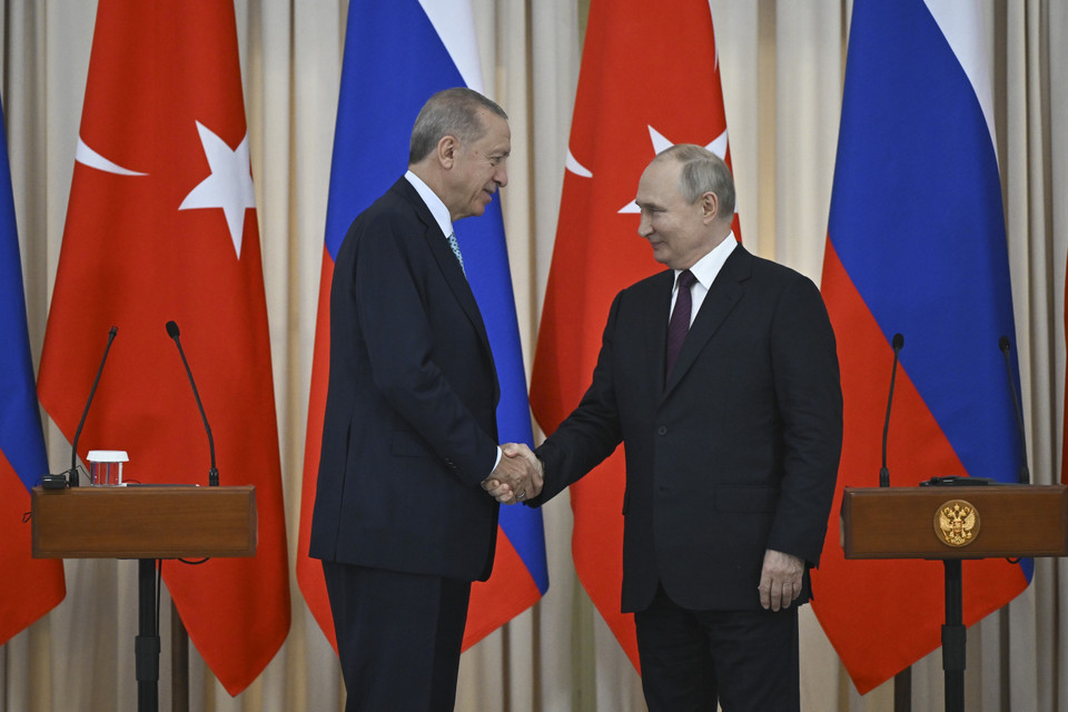 Ngày 4/9/2023, tại thành phố Sochi, Tổng thống Nga Vladimir Putin đã có cuộc hội đàm với người đồng cấp Thổ Nhĩ Kỳ Recep Tayyip Erdogan đang ở thăm nước này. Liên quan Sáng kiến Ngũ cốc Biển Đen, Tổng thống Putin tuyên bố sẵn sàng khôi phục thỏa thuận, nhưng chỉ sau khi tất cả các hạn chế đối với xuất khẩu nông sản của Nga được gỡ bỏ. (Ảnh: AA/TTXVN)