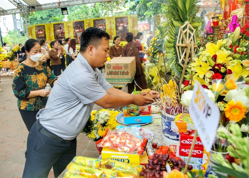 Người dân thắp hương cầu mong các vong linh sớm được siêu thoát. (Ảnh: Tuấn Đức/TTXVN)