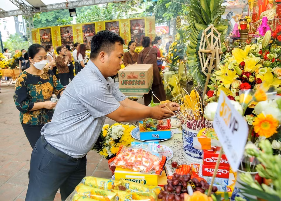 Người dân thắp hương cầu mong các vong linh sớm được siêu thoát. (Ảnh: Tuấn Đức/TTXVN)