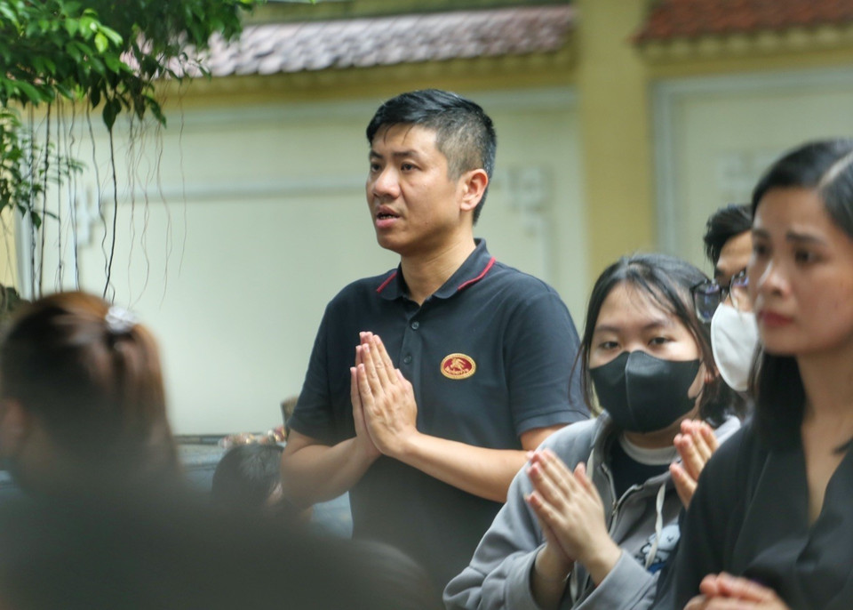 Người dân thắp hương với lòng thành kính mong các nạn nhân thiệt mạng sớm siêu thoát. (Ảnh: Tuấn Đức/TTXVN)