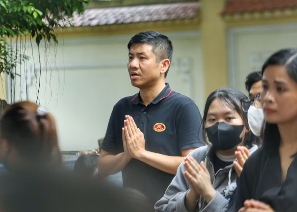 Người dân thắp hương với lòng thành kính mong các nạn nhân thiệt mạng sớm siêu thoát. (Ảnh: Tuấn Đức/TTXVN)