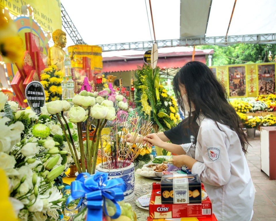 Người dân thắp hương cầu mong các vong linh sớm được siêu thoát. (Ảnh: Tuấn Đức/TTXVN)