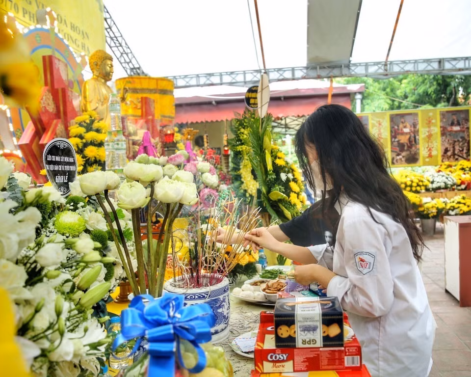 Người dân thắp hương cầu mong các vong linh sớm được siêu thoát. (Ảnh: Tuấn Đức/TTXVN)