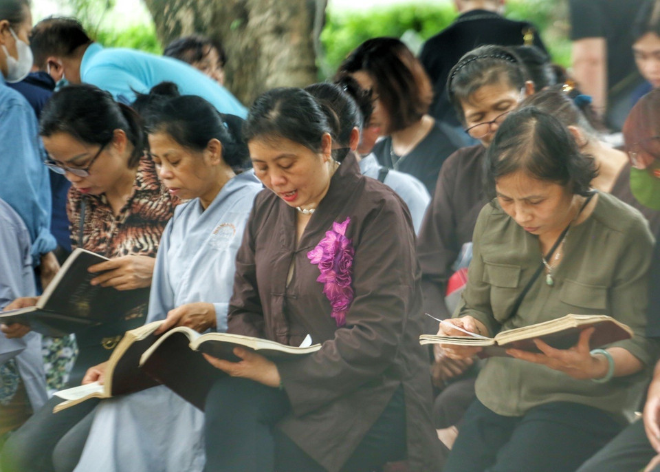 Người dân làm lễ với lòng thành kính mong các nạn nhân thiệt mạng sớm siêu thoát.(Ảnh: Tuấn Đức/TTXVN)