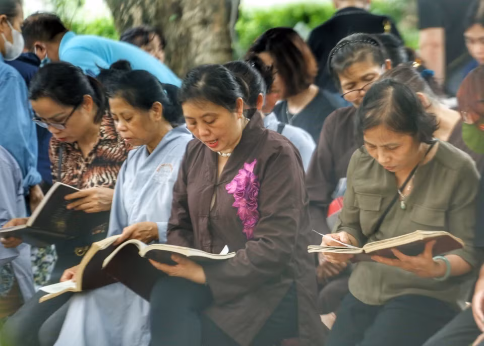 Người dân làm lễ với lòng thành kính mong các nạn nhân thiệt mạng sớm siêu thoát.(Ảnh: Tuấn Đức/TTXVN)