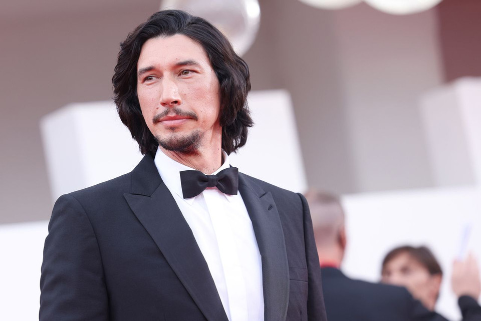 Nam diễn viên Adam Driver trong bộ tuxedo đen sang trọng trên thảm đỏ tại buổi chiếu bộ phim 'Tiểu sử Ferrari.' (Nguồn: CNN)