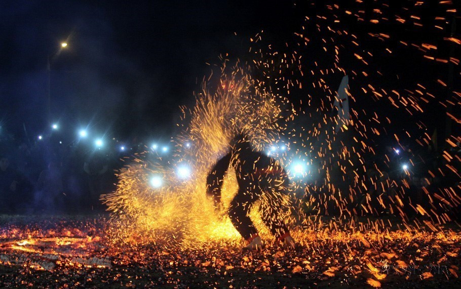 Người Pà Thẻn nhảy múa trên đống than đỏ rực mà không hề bị bỏng, bị thương (Tuyên Quang, 2017). (Ảnh: Nam Sương/TTXVN)
