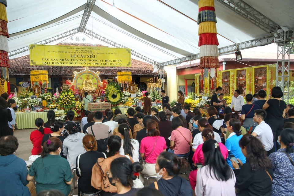 Hàng trăm người dân đổ về chùa Khương Hạ làm lễ cầu siêu cho những người xấu số. (Ảnh: Tuấn Đức/TTXVN)