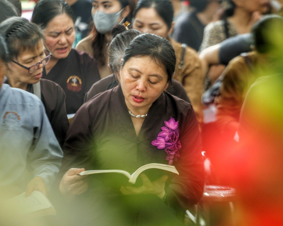Người dân làm lễ với lòng thành kính mong các nạn nhân thiệt mạng sớm siêu thoát. (Ảnh: Tuấn Đức/TTXVN)