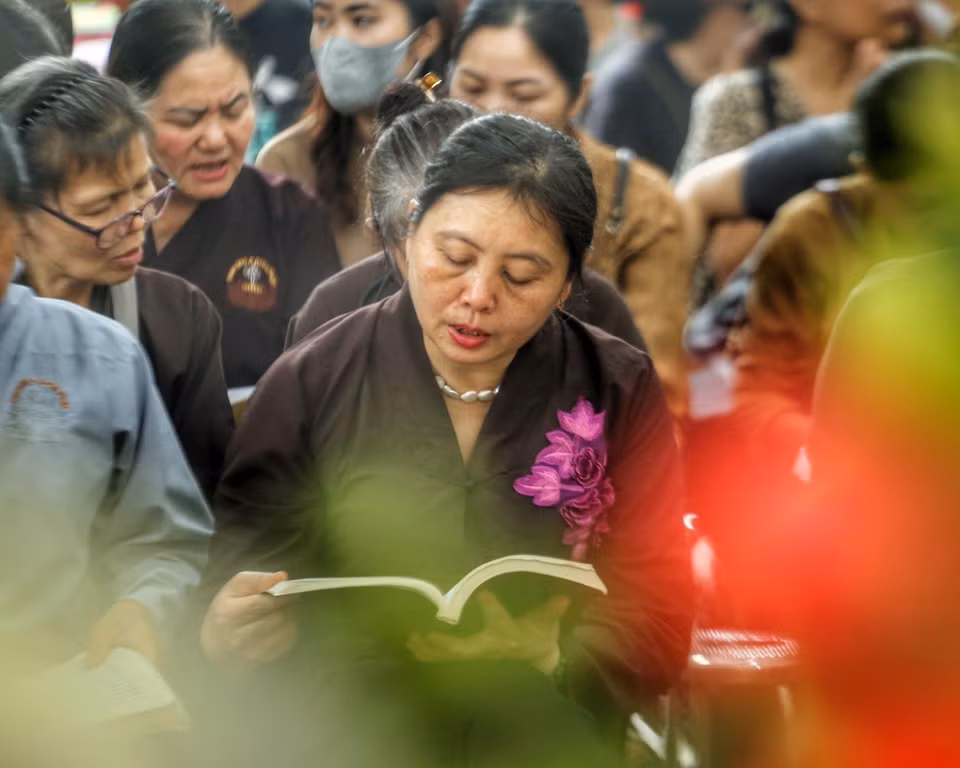 Người dân làm lễ với lòng thành kính mong các nạn nhân thiệt mạng sớm siêu thoát. (Ảnh: Tuấn Đức/TTXVN)