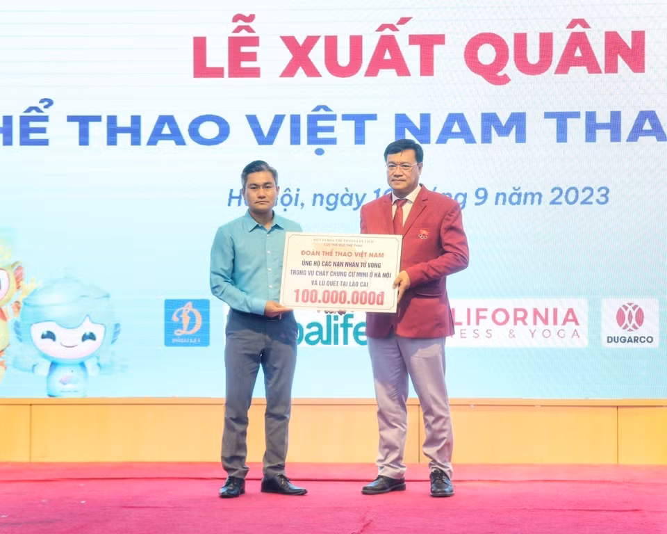 Đoàn Thể thao Việt Nam ủng hộ các nạn nhân thiệt mạng trong vụ cháy chung cư mini tại Hà Nội và lũ quét tại Lào Cai. (Ảnh: Tuấn Đức/TTXVN)
