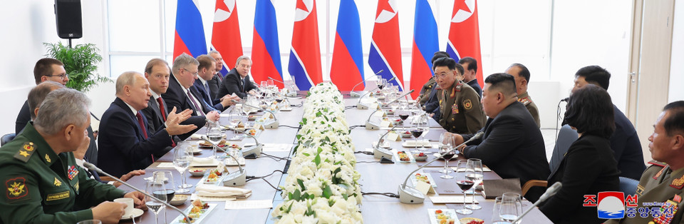 Nhà lãnh đạo Triều Tiên tin tưởng rằng chuyến thăm Nga lần này sẽ là động lực cho việc hình thành mối quan hệ hợp tác chiến lược không thể phá vỡ giữa các nước láng giềng.(Ảnh: AFP/TTXVN)