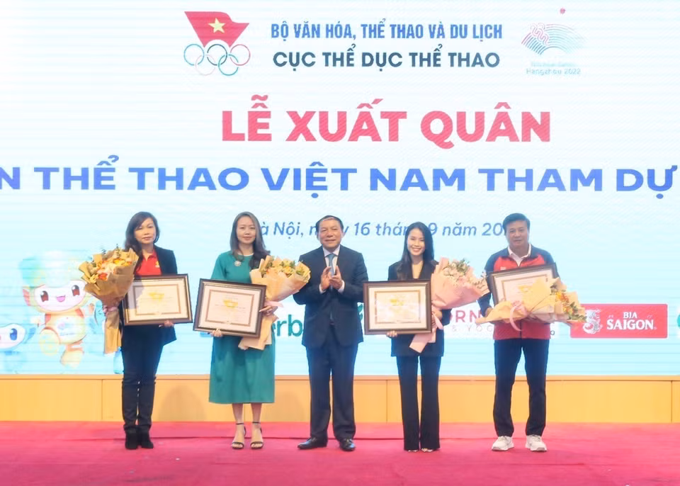 Ông Nguyễn Văn Hùng, Bộ trưởng Bộ Văn hoá, Thể thao và Du lịch, Chủ tịch Uỷ ban Olympic Việt Nam tặng Bằng khen cho các nhà tài trợ.(Ảnh: Tuấn Đức/TTXVN)