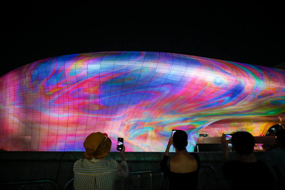 Triển lãm ánh sáng mùa thu tại thủ đô Seoul của Hàn Quốc từ ngày 31/8 đến 10/9/2023, trưng bày nhiều tác phẩm nghệ thuật ánh sáng độc đáo và rực rỡ sắc màu. (Ảnh: THX/TTXVN)