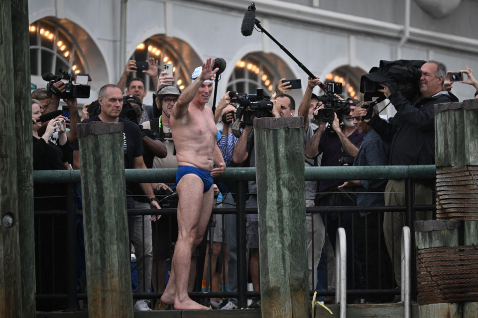 Ngày 13/9/2023, vận động viên bơi đường trường người Anh Lewis Pugh (ảnh) đã hoàn thành chặng bơi dài 500km, xuất phát từ đầu nguồn và bơi dọc theo sông Hudson ở thành phố New York (Mỹ). (AFP/TTXVN)