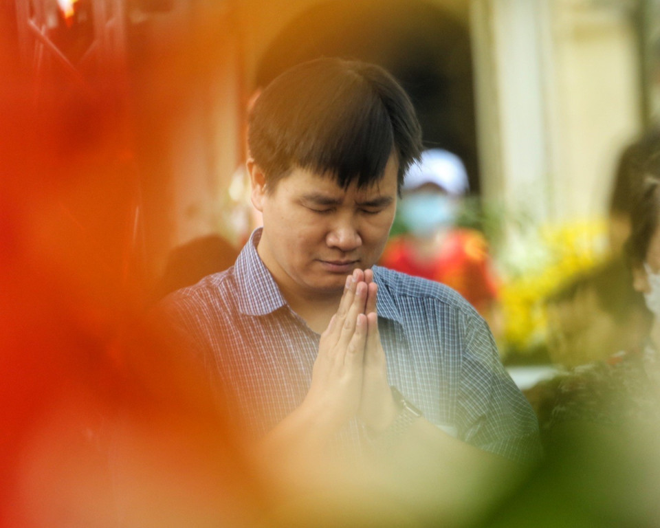 Người dân thắp hương với lòng thành kính mong các nạn nhân thiệt mạng sớm siêu thoát. (Ảnh: Tuấn Đức/TTXVN)