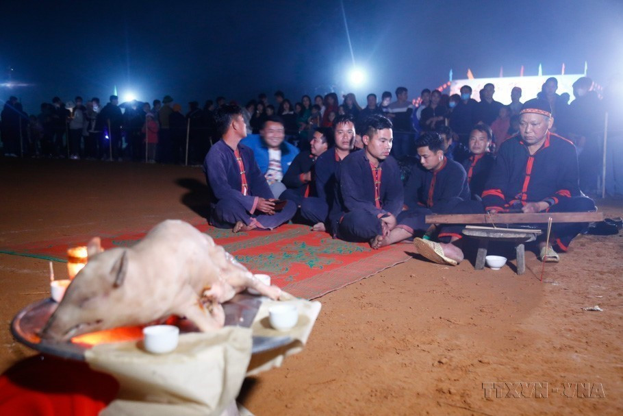 Lễ nhảy lửa được bắt đầu bằng việc thầy cúng của người Pà Thẻn làm lễ cầu khấn thần linh (Tuyên Quang, 2023).(Ảnh: Nam Sương/TTXVN)