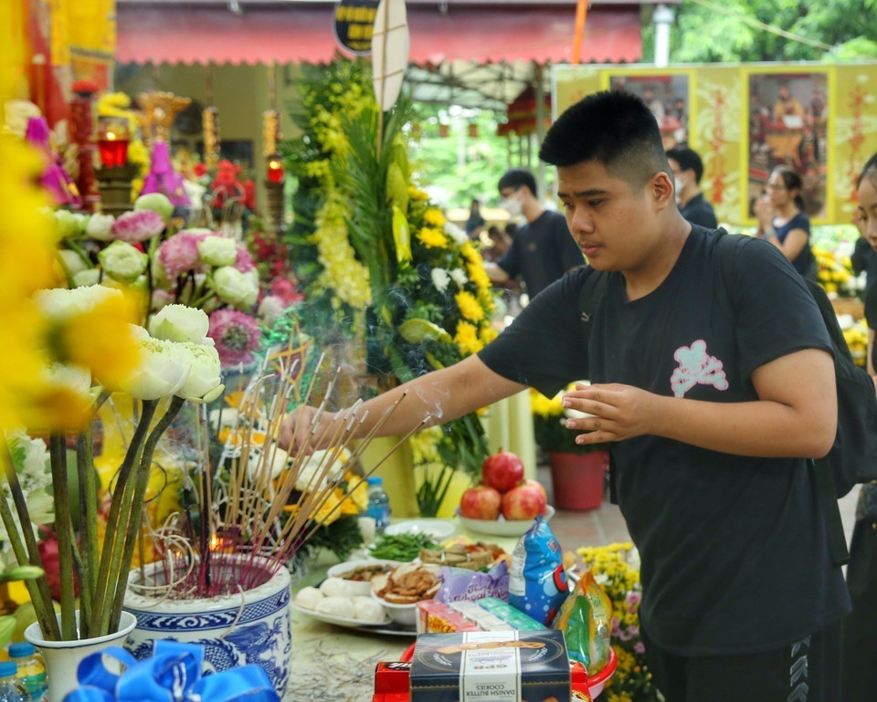 Người dân thắp hương với lòng thành kính mong các nạn nhân thiệt mạng sớm siêu thoát. (Ảnh: Tuấn Đức/TTXVN)