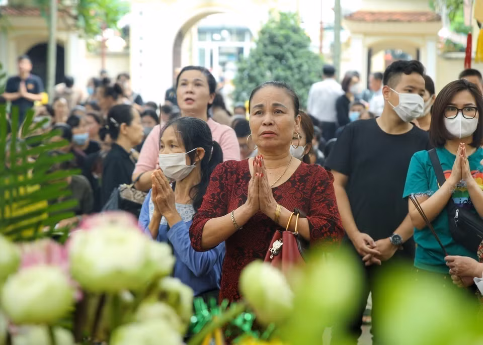 Người dân thắp hương với lòng thành kính mong các nạn nhân thiệt mạng sớm siêu thoát. (Ảnh: Tuấn Đức/TTXVN)