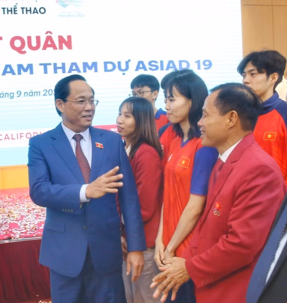 Phó Chủ tịch Quốc hội Trần Quang Phương chúc các vận động viên đoàn thể thao Việt Nam hoàn thành nhiệm vụ. (Ảnh: Tuấn Đức/TTXVN)