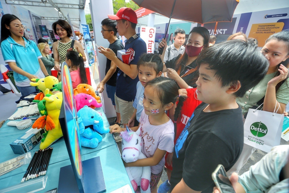 Các em nhỏ tham gia vui chơi trúng thưởng.(Ảnh: Tuấn Đức/TTXVN)