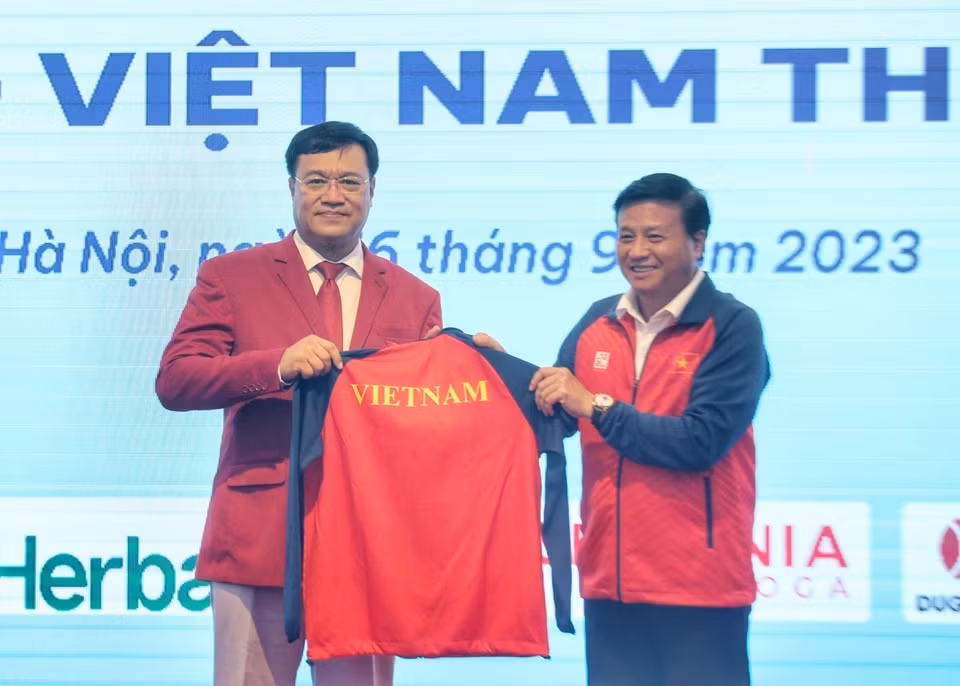 Nhà tài trợ tặng quà tượng trưng cho đoàn Thể thao Việt Nam.(Ảnh: Tuấn Đức/TTXVN)